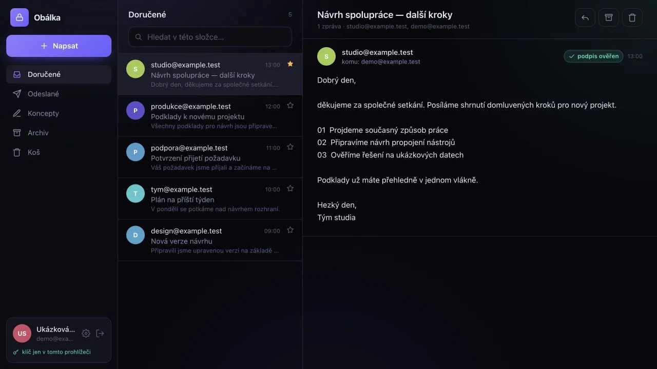 Rozhraní Obálky s ukázkovými daty. Všechny zprávy a adresy jsou fiktivní.